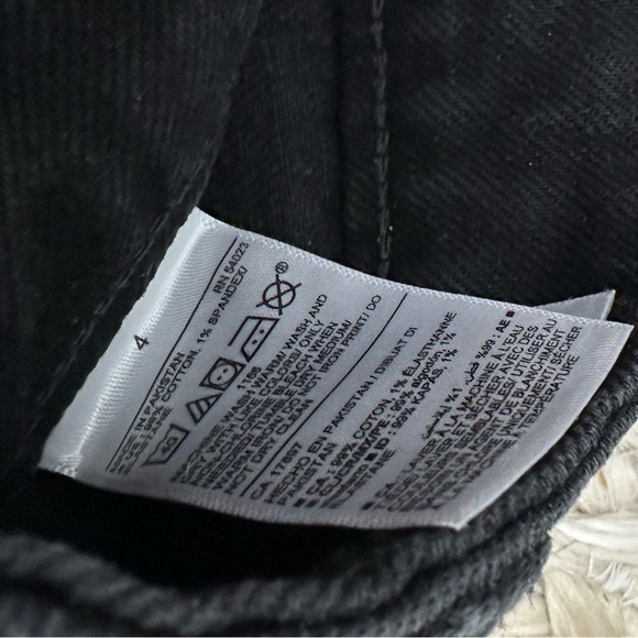 Distressed denim skirt, old navy size 4. Approx. knee length. Worn once - Picture 7 of 8